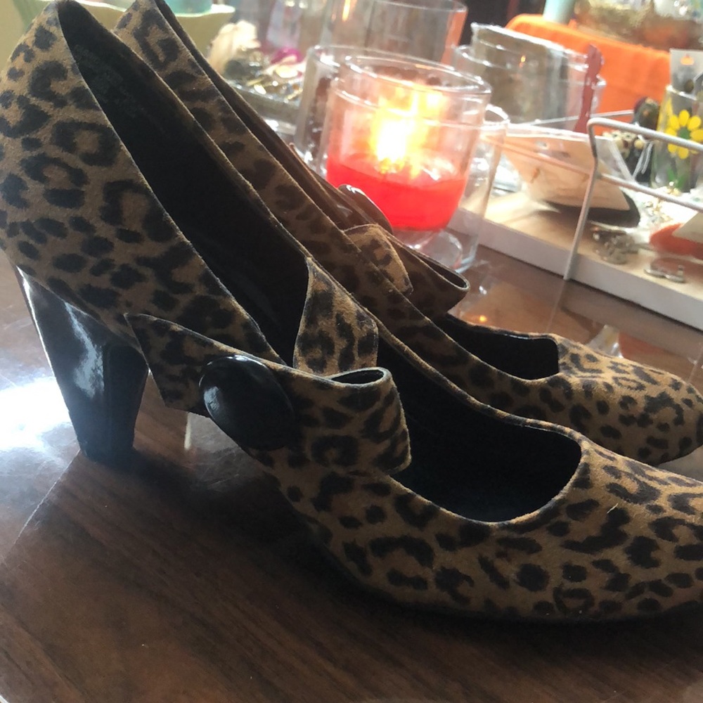 Jaclyn Smith Leopard Heels sz 9. Used condition.  Heel show very little wear.